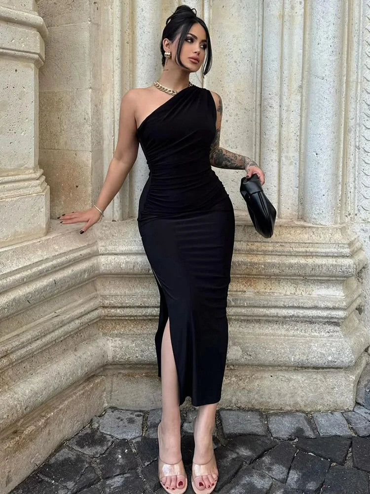 vestido ajustado ao corpo, com fenda lateral
