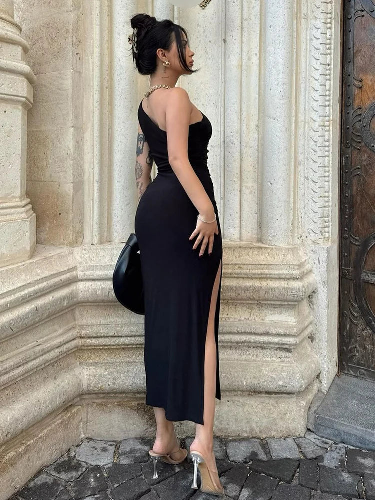 vestido ajustado ao corpo, com fenda lateral