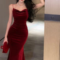 vestido midi de veludo com fenda lateral