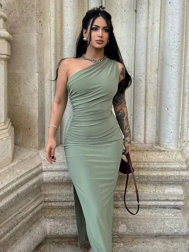 vestido ajustado ao corpo, com fenda lateral