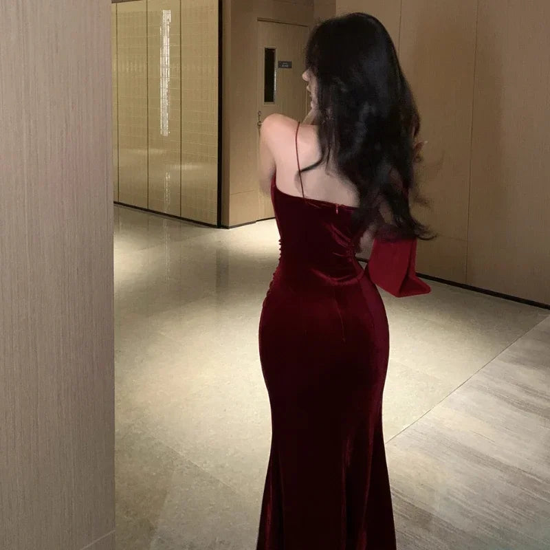 vestido midi de veludo com fenda lateral