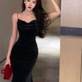 vestido midi de veludo com fenda lateral