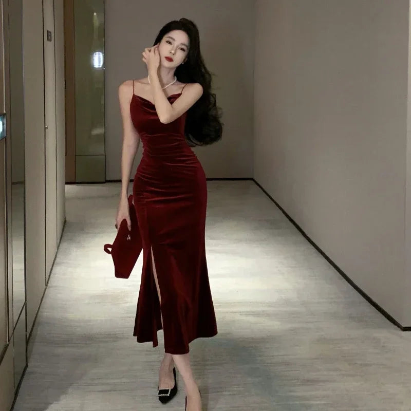vestido midi de veludo com fenda lateral